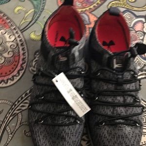🏁UnderArmour CHARGED🏁 size 5.5w